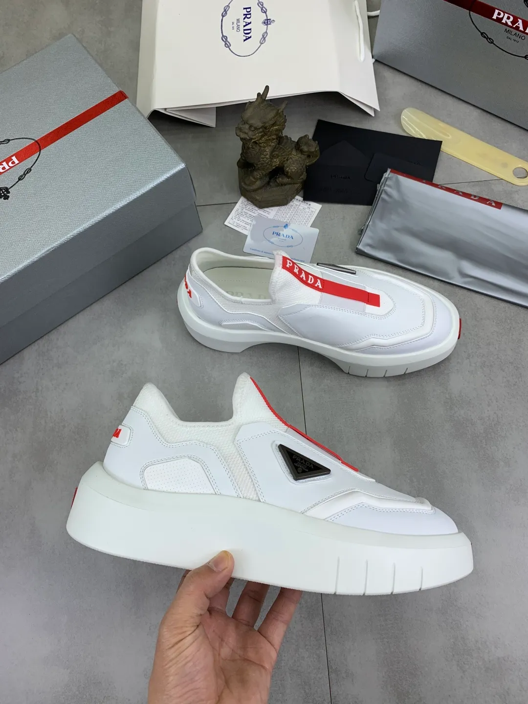 Men's men's shoes 💰P620💰[New model] The top version is now available on the official website, 🆘 The trendy brand (Prada) mainly promotes the popular style, avant-garde and versatile fashionable men's shoes, private version mold opening, cowhide surface splicing 1:1 replica.. Simple fashion, original imported cowhide and lining cowhide feet; the atmosphere and personality are more fashionable, eye-catching and pursuing class. It will subvert the old idea and be a must-have for fashion trendsetters with you! Must keep for yourself ! Tall and comfortable, large and low, high-end quality workmanship. The new high-end foam outsole from the official website. Size: 38-45. 3️⃣colors available.